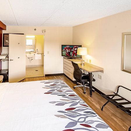 Red Roof Inn Greensboro Coliseum Exterior photo