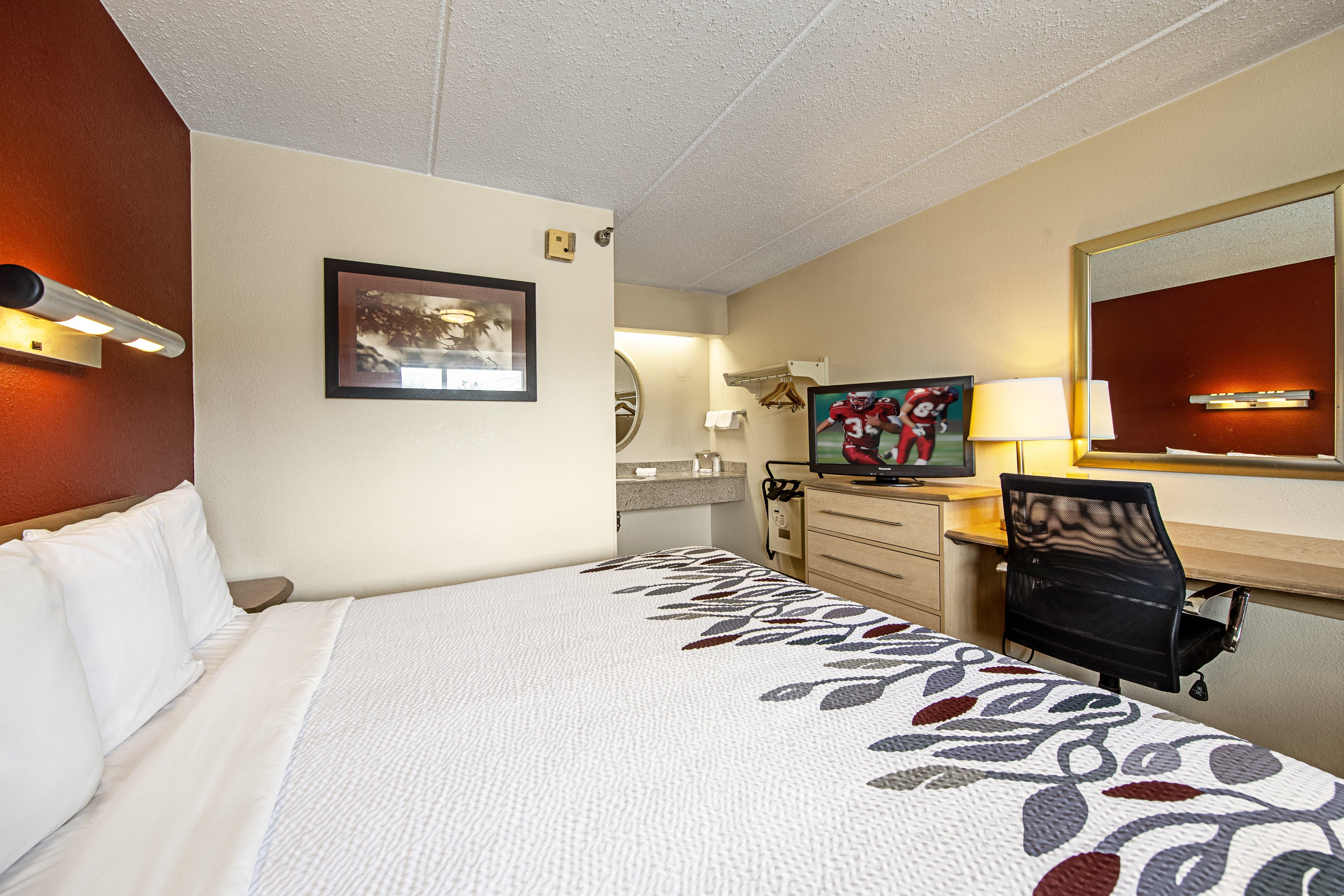 Red Roof Inn Greensboro Coliseum Exterior photo